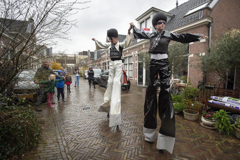 Danny Molenaar en Dieuwertje Spek trekken al dansend door de Maredijkbuurt.