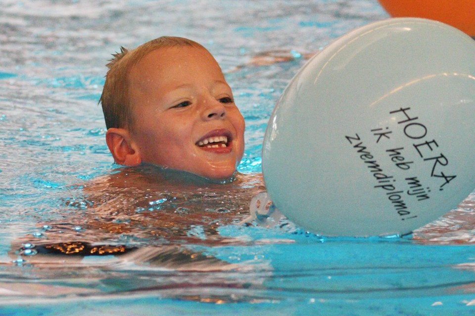 Een jongen haalt zijn zwemdiploma A bij zwembad De Hoorn in Alphen aan den Rijn.