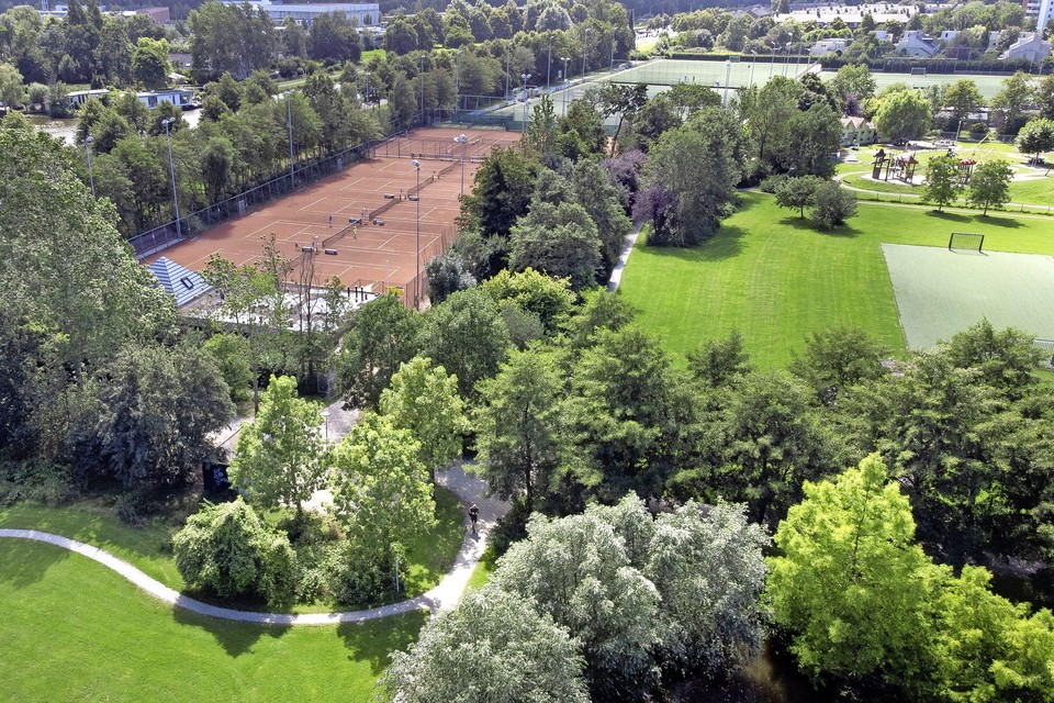 Volgens het laatste plan van de gemeente verhuist tennisclub Roomburg om plaats te maken voor de hockeyclub. Volgens de Vrienden van het Roomburgerpark heeft dat ’grote nadelige gevolgen’.