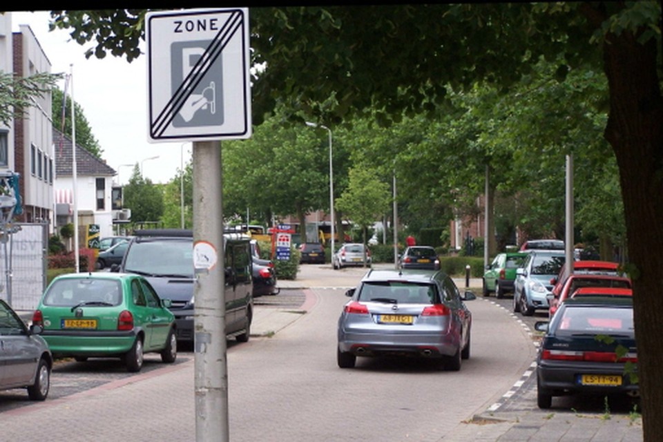 De grens van betaald parkeren in het Prins Hendrikstraat. Archieffoto Leidsch Dagblad