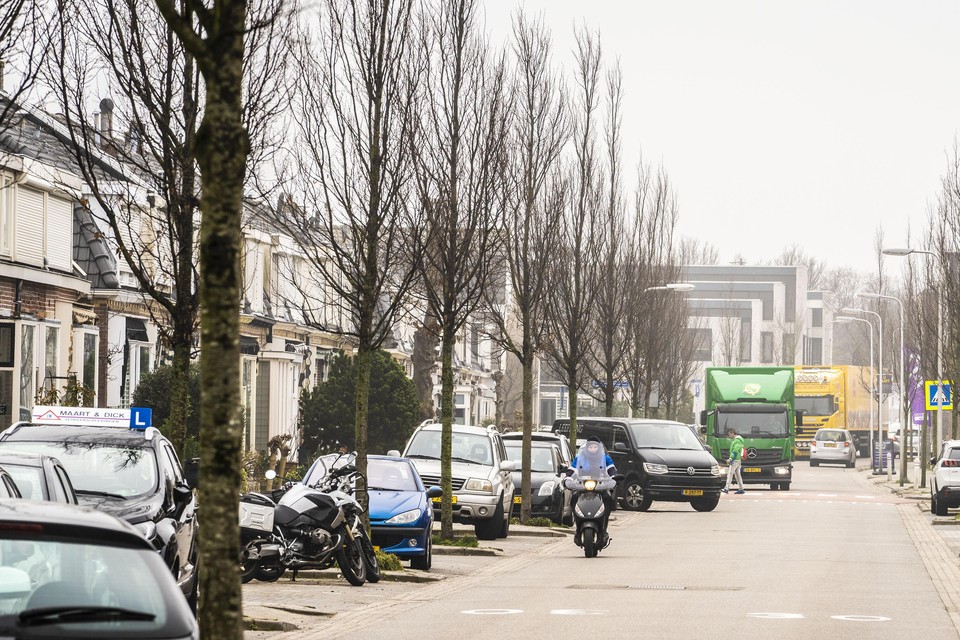 Doorgaand vrachtverkeer is verboden in de Brouwerstraat in Rijnsburg, maar nog niet verdwenen.