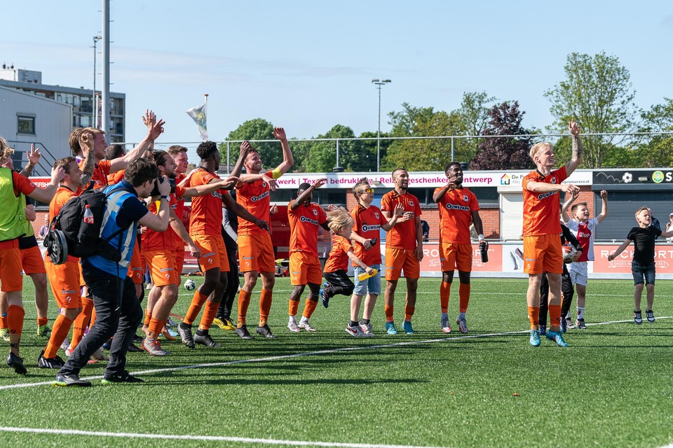 De spelers van Katwijk vieren de zege op ASWH met de meegereisde aanhang.
