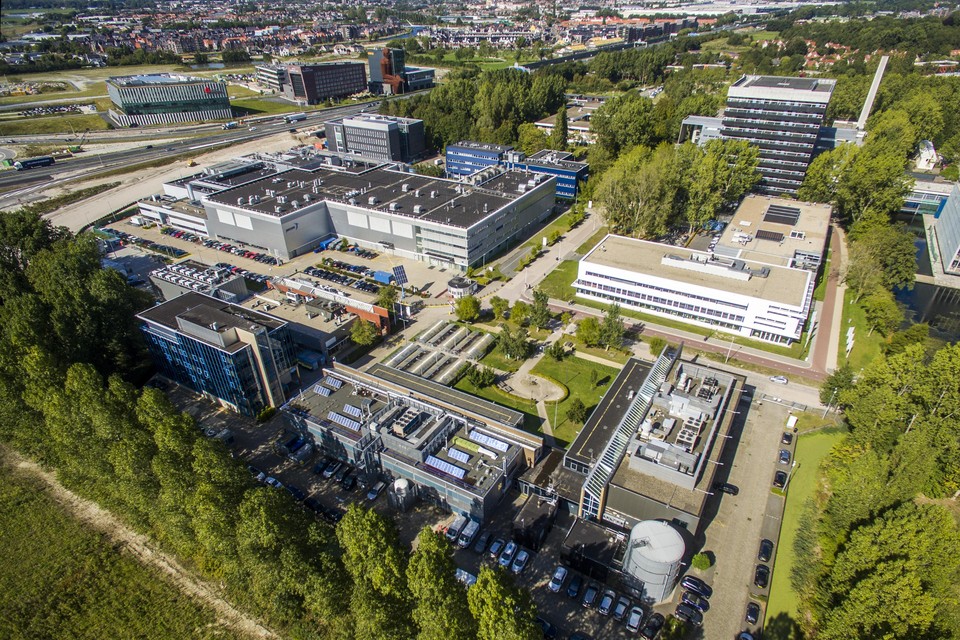 De fabriek van Janssen Vaccines & Prevention aan de Archimedesweg, op een uithoek van het Leidse Bio Science Park. Hier wordt gewerkt aan 400 miljoen doses coronavaccin. In de loop van volgend jaar moeten het er zelfs een miljard zijn.
