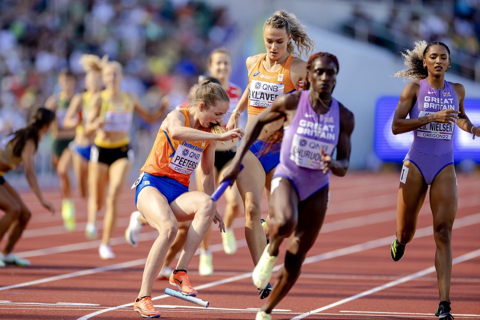 Cathelijn Peeters en Lieke Klaver tijdens de kwalificatie van de 4x400 meter estafette op de negende dag van de wereldkampioenschappen atletiek in Eugene (Verenigde Staten).