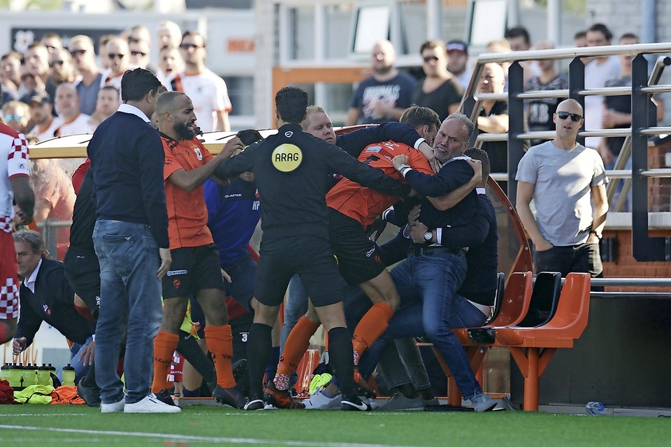 Katwijk-aanvoerder Robbert Susan worstelt met Ton Cornellisen, assistent-trainer van Kozakken Boys. Beiden kunnen met rood inrukken.