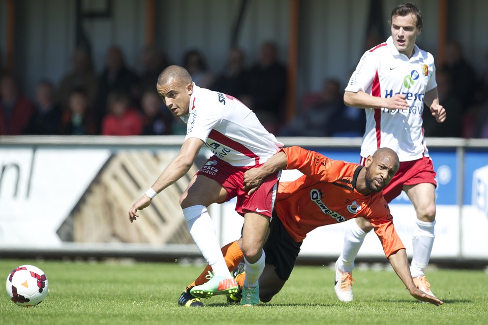 Mohammed Faouzi, op weg naar de 1-0, ontdoet zich van Rydell Tuinfort. Foto Orange Pictures/Willem Jan Dijkdrent