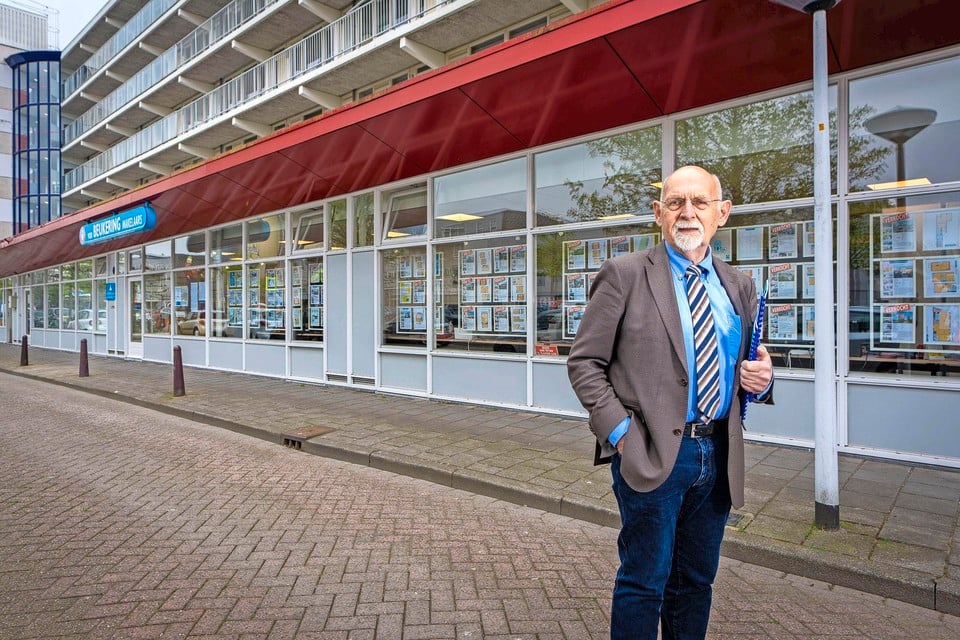 Frits van Beukering voor zijn kantoor in de Merenwijk.
