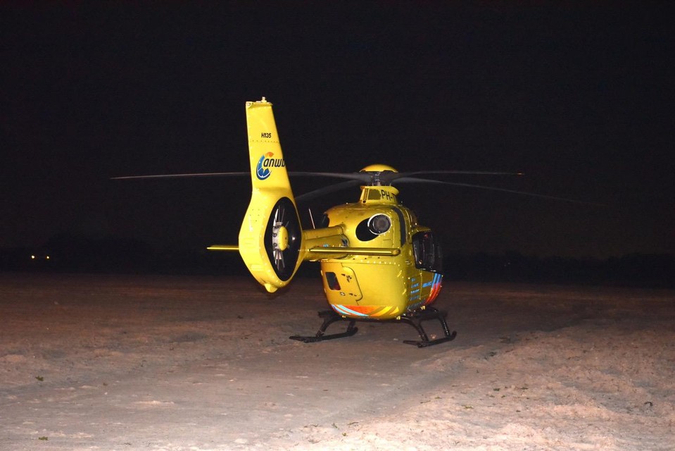 Er landde een traumahelikopter met een traumateam vlakbij de plaats van het ongeluk om het ambulancepersoneel te ondersteunen.