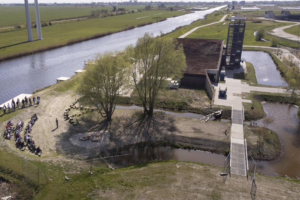 Het nog prille parkje aan de Bospolder, waar wethouder Daan Binnendijk het publiek in het amfitheatertje (links onder in de foto) toespreekt.
