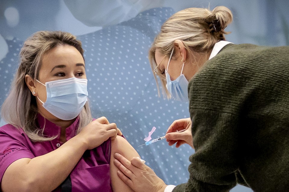 Sanna Elkadiri krijgt in Veghel de eerste vaccinatie.