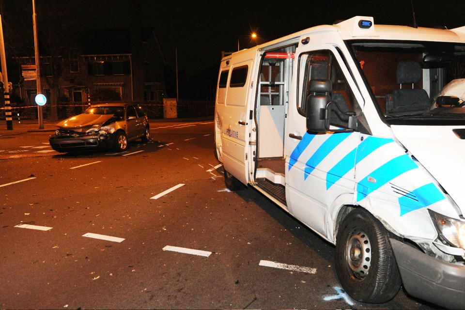 Auto knalt op politiewagen in Lisse / foto Hielco Kuipers