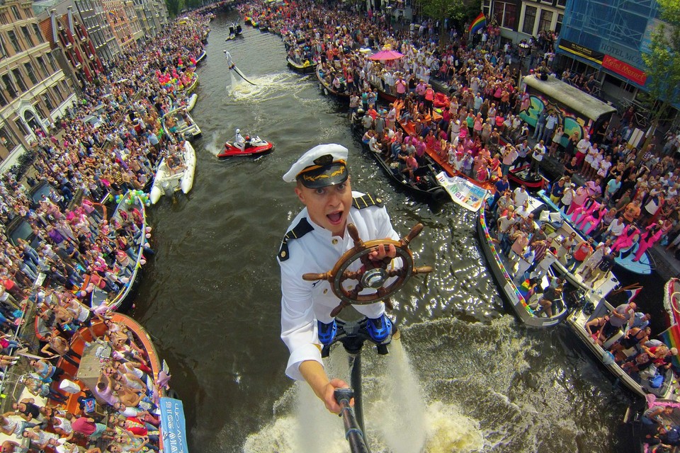 Dit selfie van flyboarder Bo Krook tijdens de Gay Pride in Amsterdam in 2015 ging de hele wereld over.