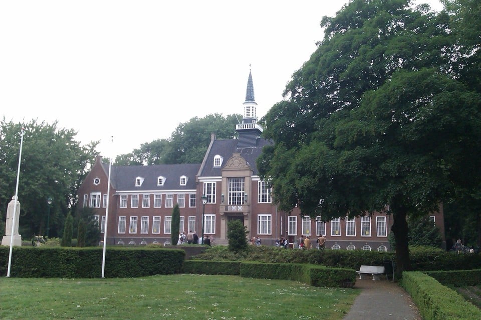 Het Oude Raadhuis aan het Burgemeester Visserpark.