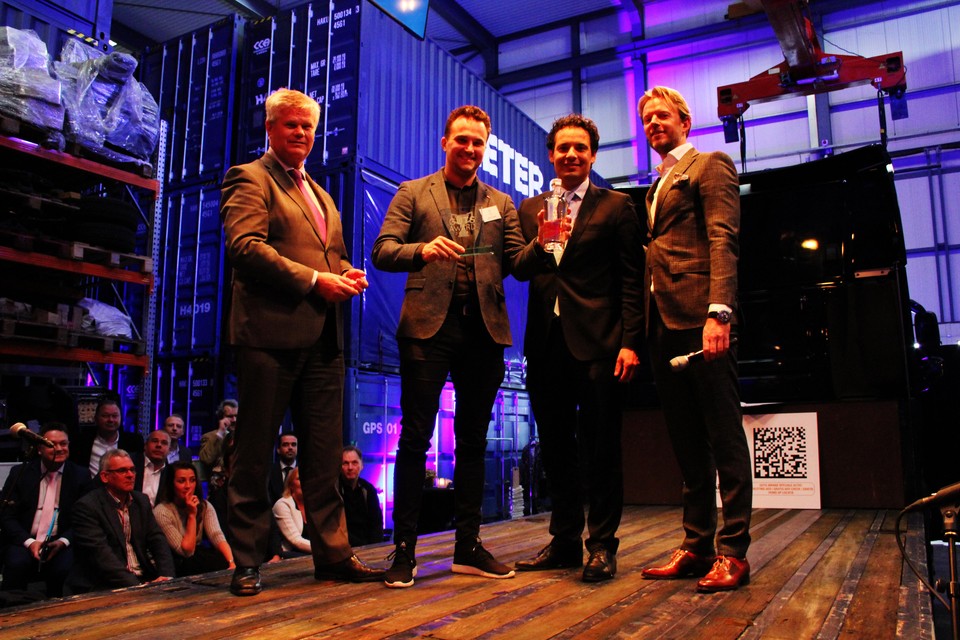Vanaf links: Kees van der Zwet, winnaar Joris Putman, Adam Elzakalai en presentator Casper van Diemen.