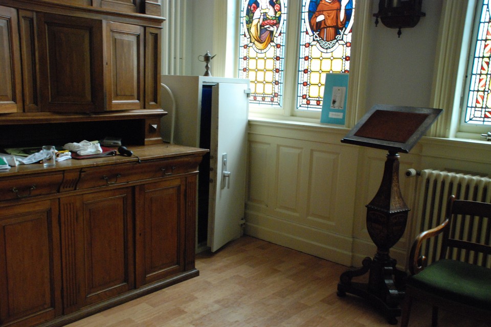 In de sacristie staat de kluis, met een geforceerde deur.