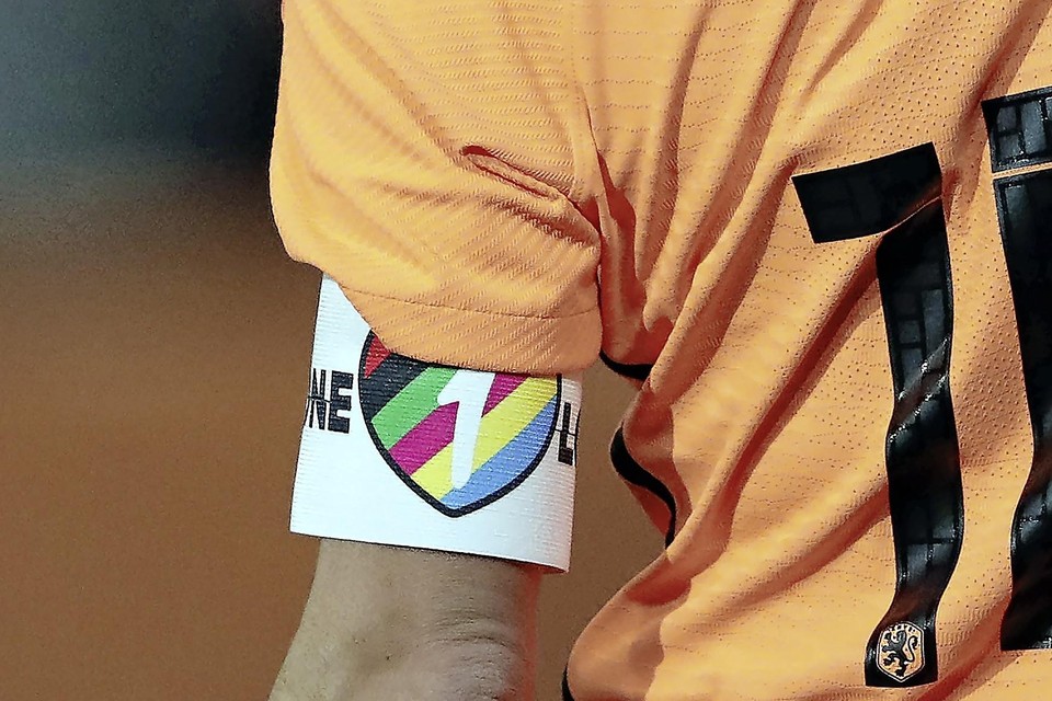 Het dragen van de OneLove aanvoedersband tegen elke vorm van discriminatie is op het WK voetbal in Qatar een gevoelig onderwerp.