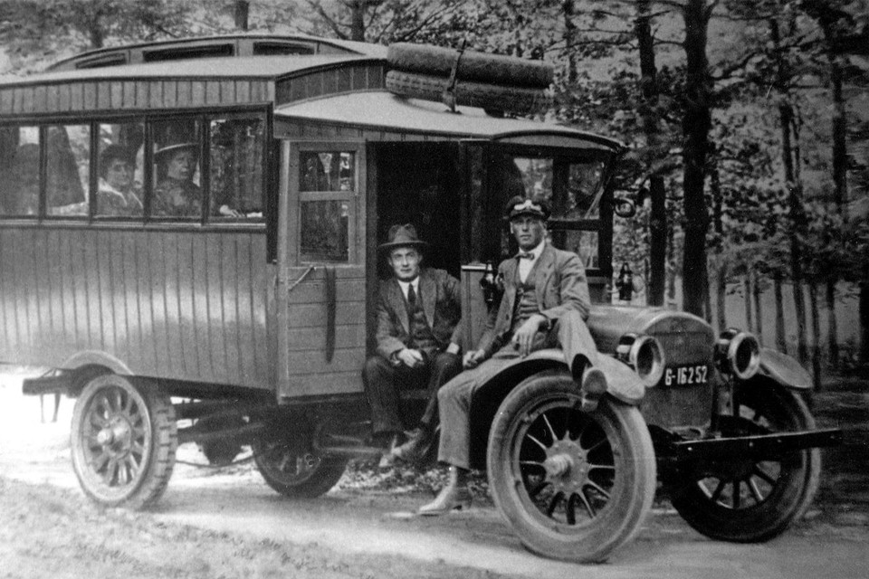Maarse zittend op het spatbord van de bus waarmee het bedrijf op 1 februari 1923 begon.