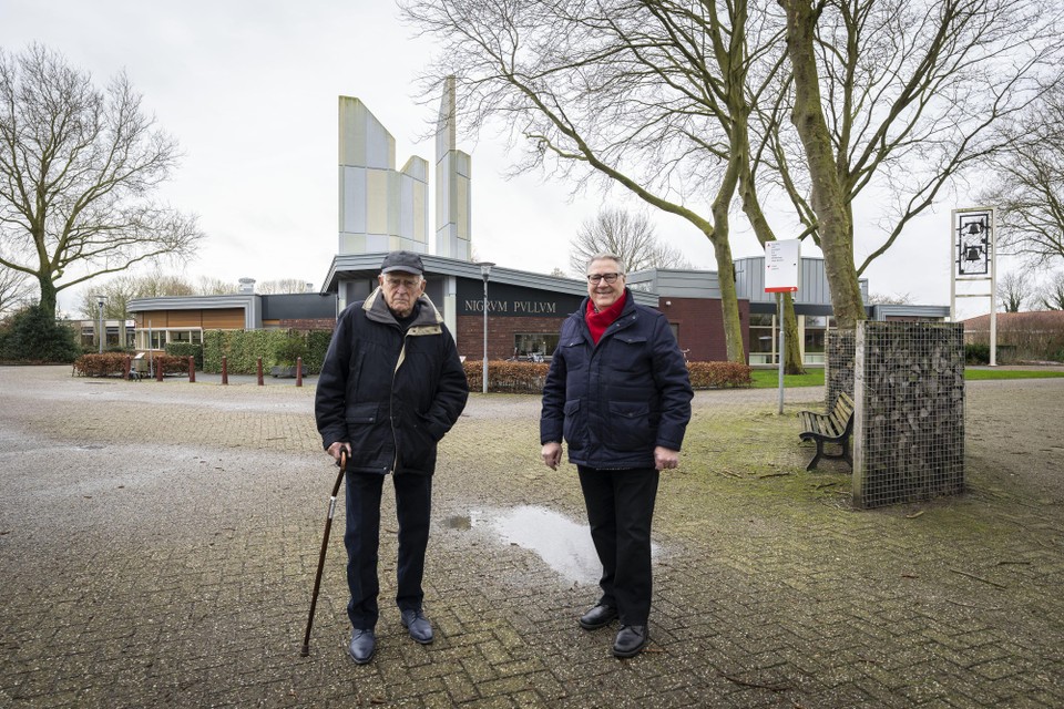 Nico Geleijnse en Latief Perotti keren na een halve eeuw terug naar de plek van de opgraving van de Zwammerdamschepen.