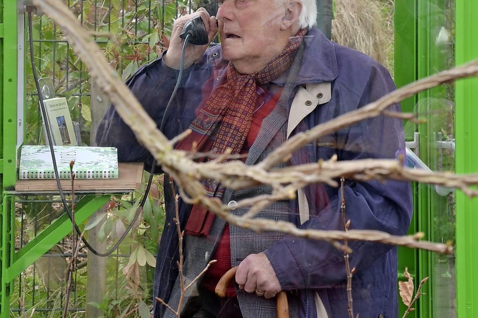 Via een gesprek met zijn overleden vrouw opent Leen Onderwater de Telefoon van de Wind in Roelofarendsveen.