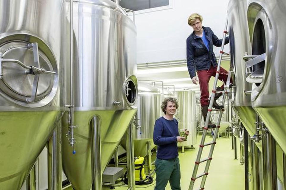 Ramon Bril en Hylke Brouwer tussen de blinkende nieuwe ketels van hun bierbrouwerij Oroboros.