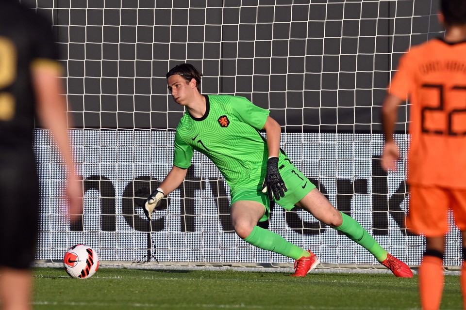 Hugo Wentges in actie tijdens de EK-kwalificatiewedstrijd met Jong Oranje tegen Jong Gibraltar.