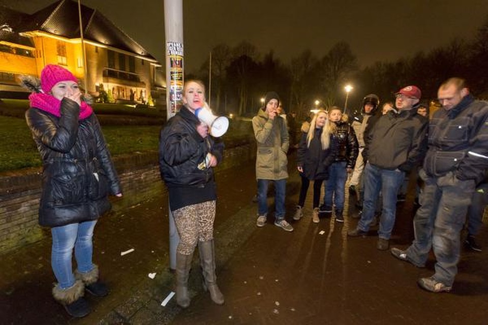 Demonstratie tegen asielzoekers bij het gemeentehuis van Katwijk.