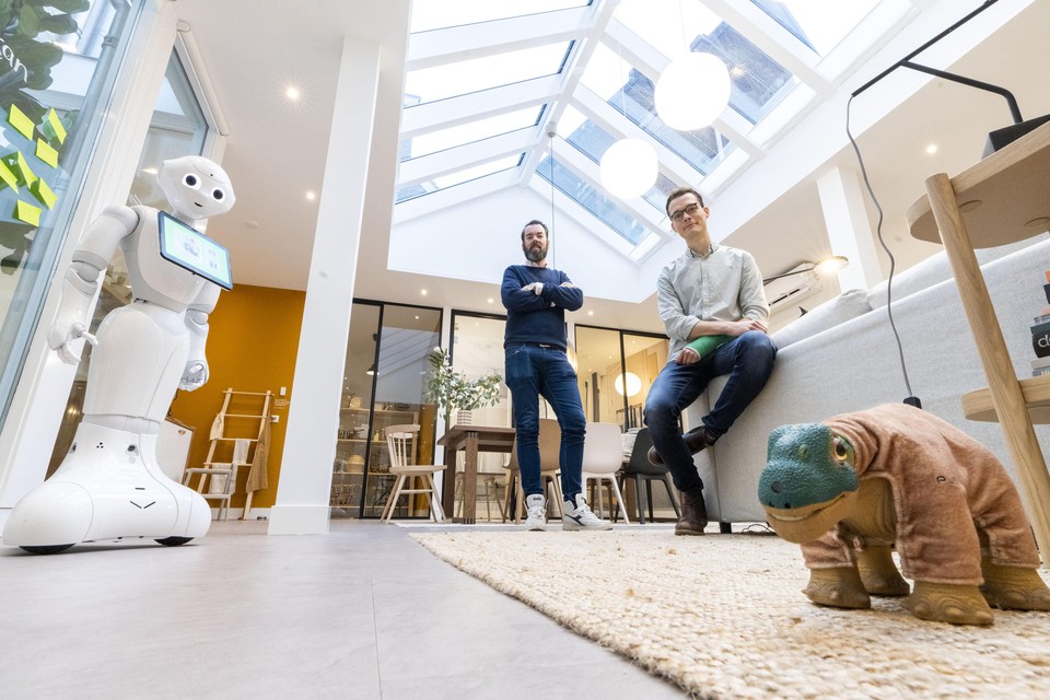 Van links naar rechts: robot Pepper, Erik van der Zijden, Daan de Frel in het ’huis van de toekomst’ aan de Nieuwe Rijn: ,,Bezoekers zijn welkom.’’