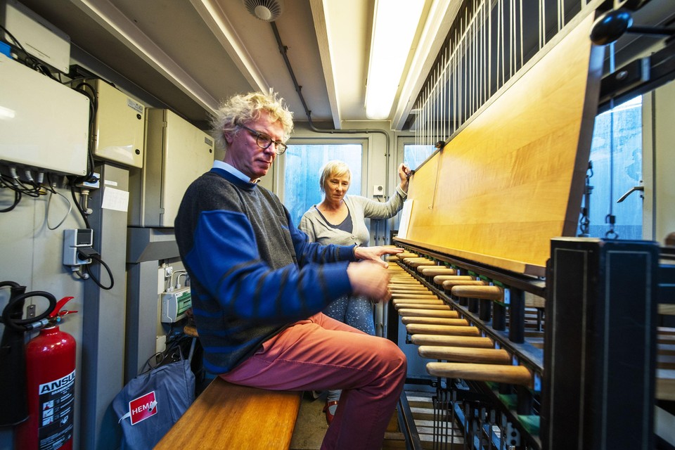 Henk Veldman speelde voor de taptoe op 2 oktober, echtgenote Levina Pors mag op de ochtend van 3 oktober plaatsnemen achter het klavier in de stadhuistoren.
