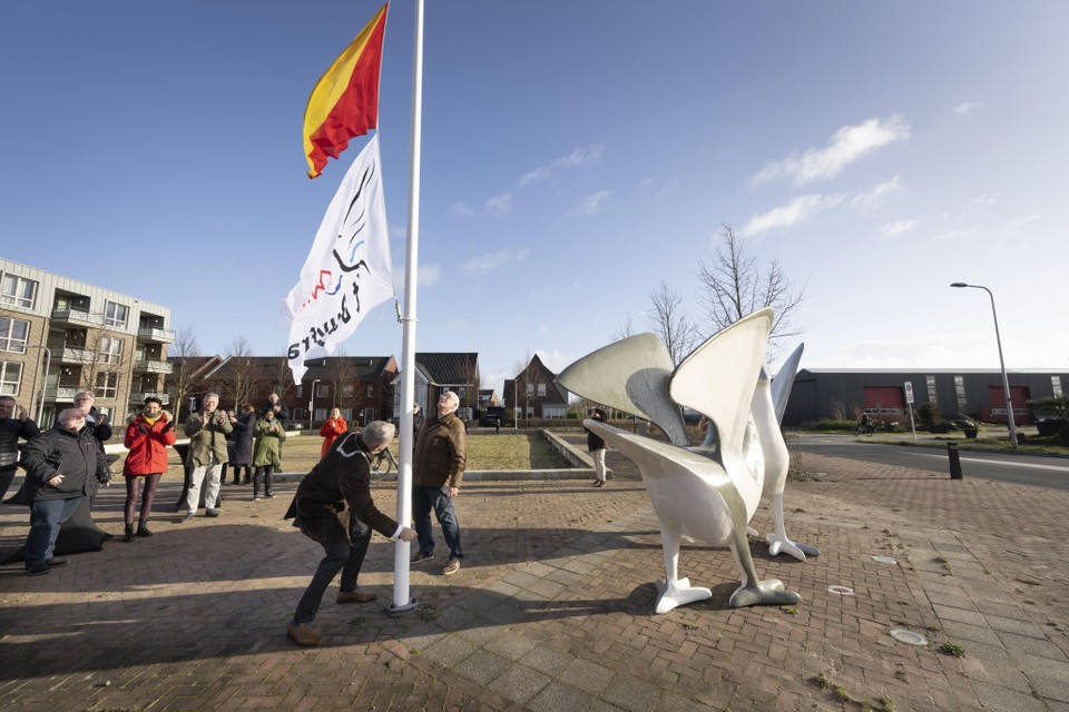 Het Duyfrakplein kreeg in februari een eigen vlag, om te vieren dat de nieuwbouwwijk helemaal klaar is.
