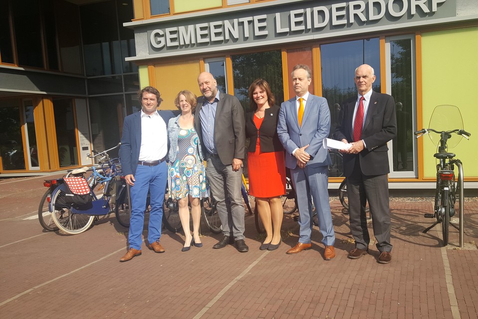 De fractievoorzitters Bart Hoenen, Mirjam van der Stelt en Hugo Langenberg en de wethouders-kandidaten Angelique Beekhuizen, Willem Joosten en Jeff Gardeniers.