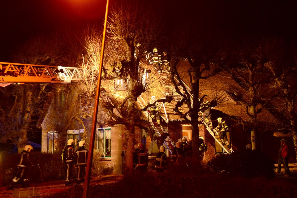 Rieten dak in brand van woning aan de Meije in Bodegraven/ Foto: Persbureau Marofer