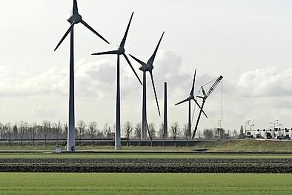 Windmolens langs de A4 bij Burgerveen. Deze meten zo’n 55 meter. De molens bij Abbenes zouden bijna drie keer zo hoog worden.
