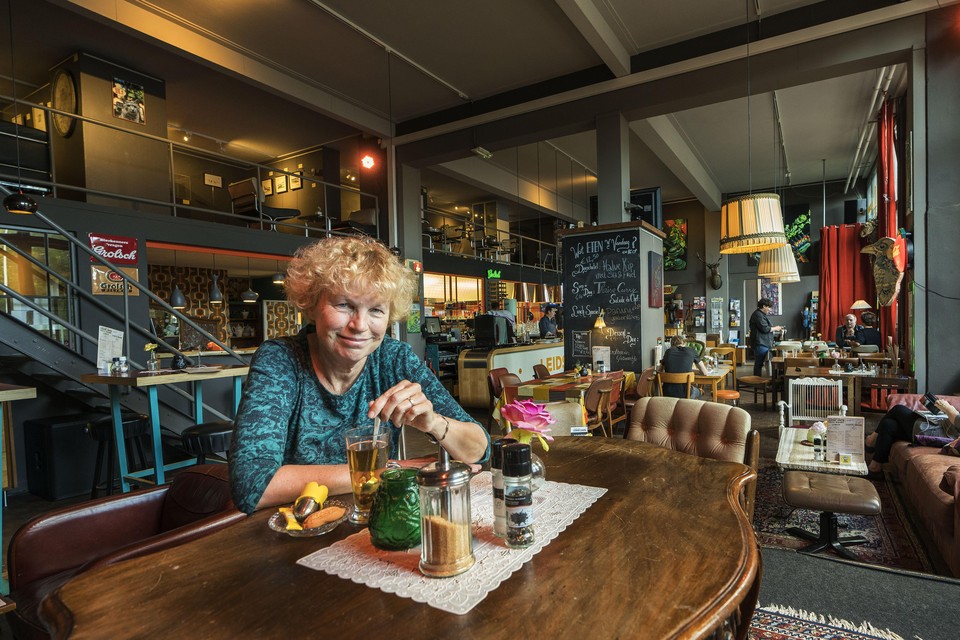 Carien Overdijk bij galerie-café Leidse Lente, één van de duurzamere restaurants van Leiden.