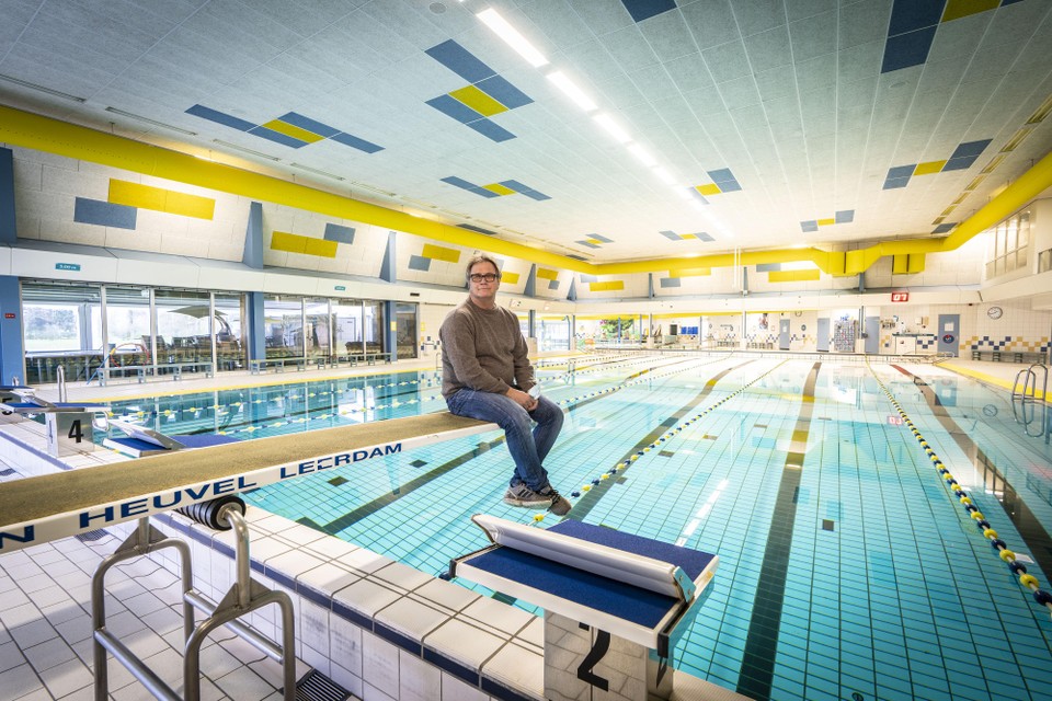 Zwembaddirecteur Gerard van Hal in zwembad Het Wedde.