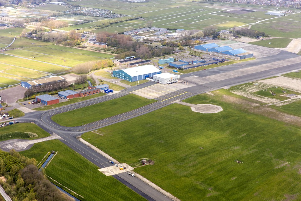 De start- en landingsbanen van voormalig vliegkamp Valkenburg staan als lange parken centraal in de nieuwe woonwijk.