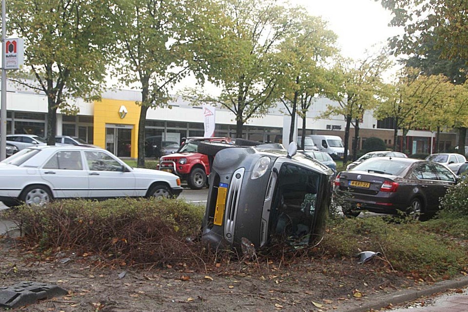 Auto over de kop bij ongeval in Katwijk. Foto: Leon Gielen