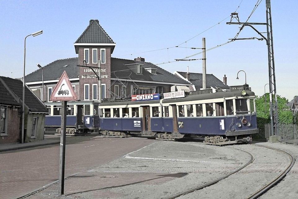 De Blauwe Tram vanuit de Brouwerstraat in Rijnsburg de Oegstgeesterweg op.