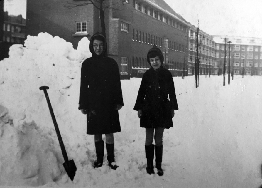 Eef en Truus in de sneeuw in de straat.