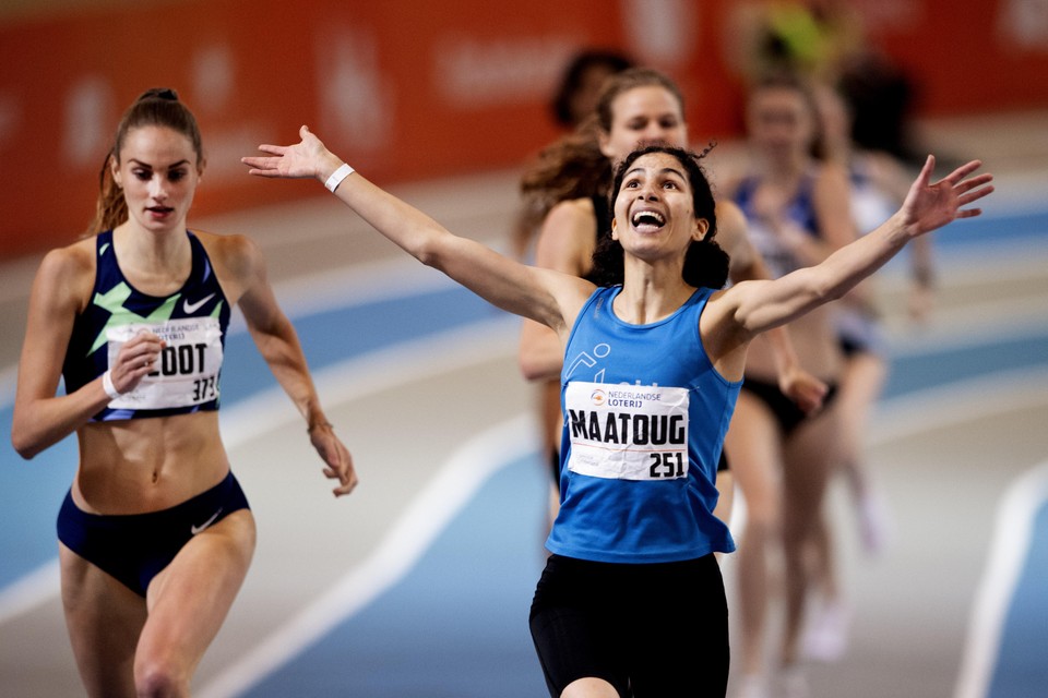 Amina Maatoug komt als eerste over de finish op de 800 meter.