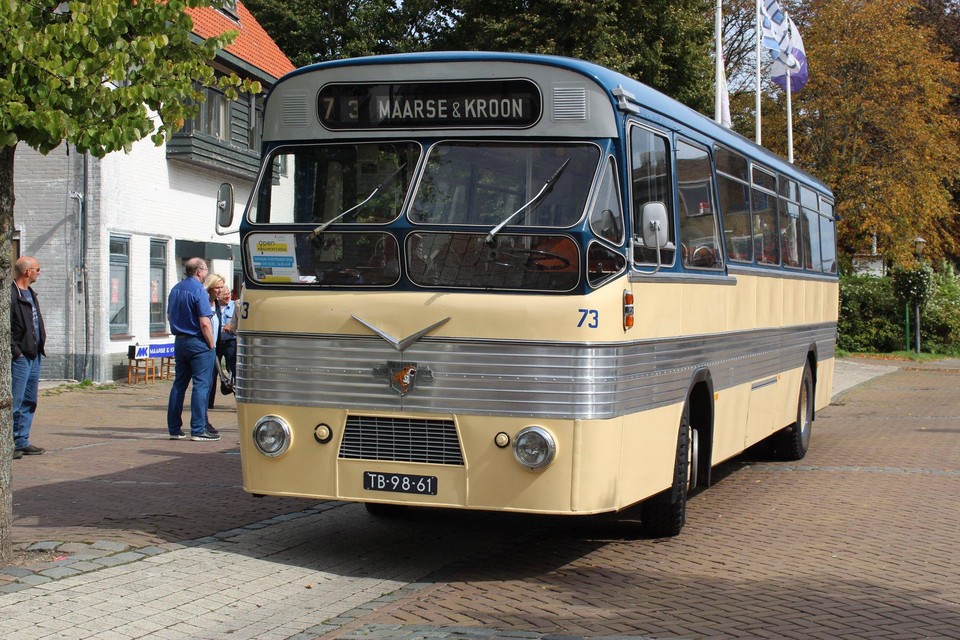 Beeld van de Open Monumentendagen van vorig jaar: een bus van Maarse & Kroon stopt bij het oude kantoor van het bedrijf in Leimuiden.