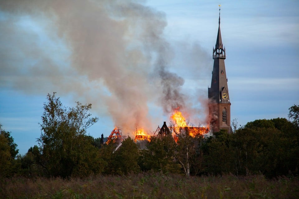 Beeld van 15 september 2018: de St. Urbanuskerk in Amstelveen brandt.