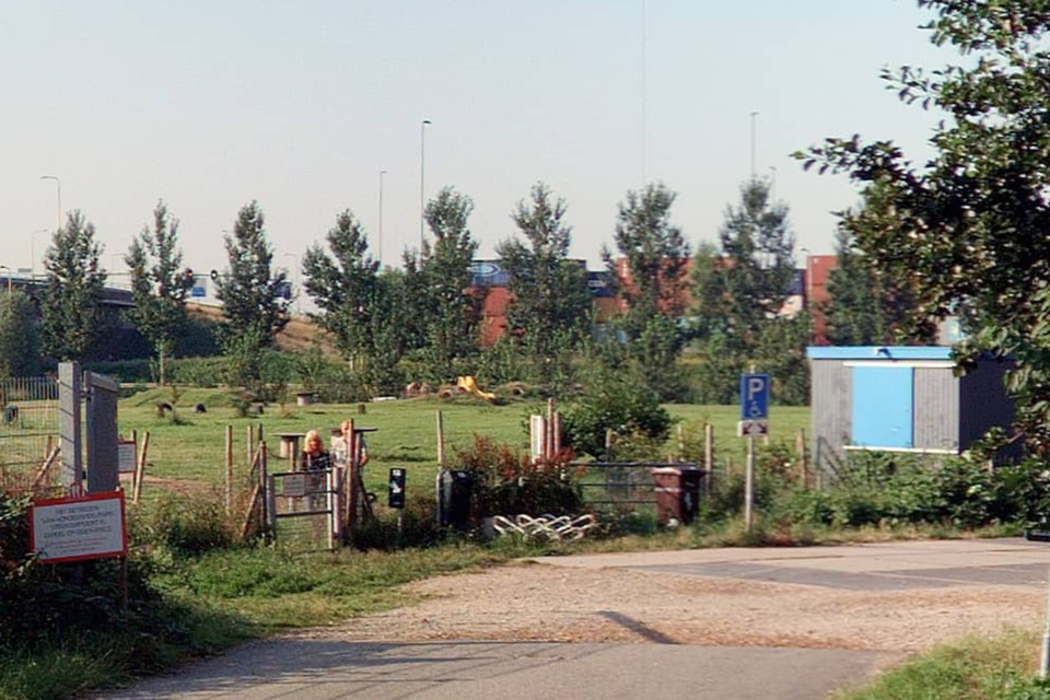 Het huidige hondenspeelpark in de Steekterpoort.