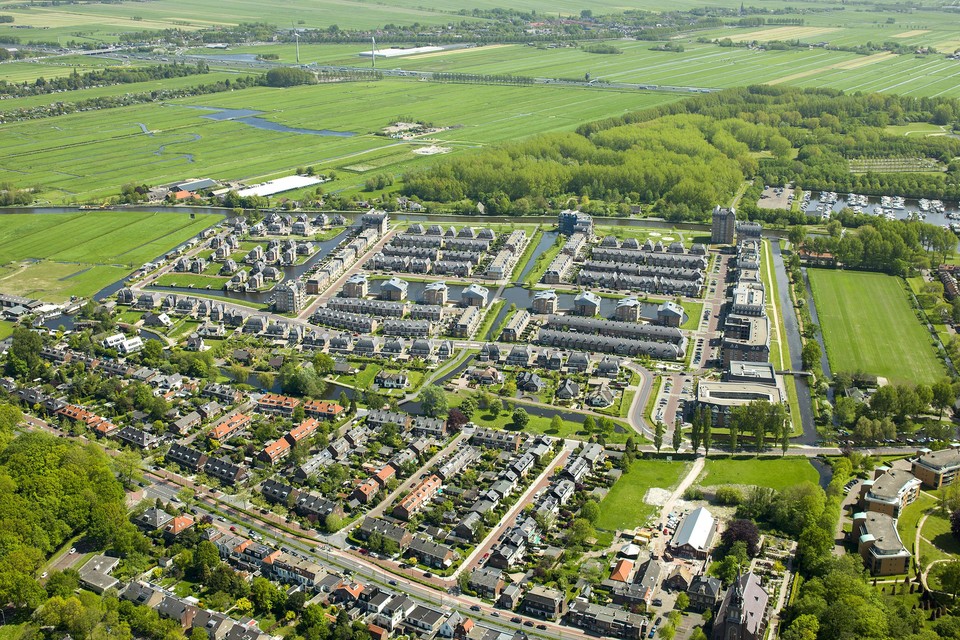 Krimwijk II in Voorschoten (in het midden) zou een tweede toegangsweg (links op de foto) krijgen, maar dat gaat niet door.