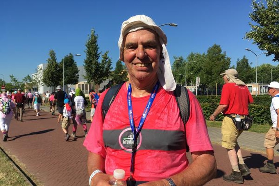 Een eitje is de Vierdaagse voor Dirk Maassen van der Brink (68), voormalig Nederlands Kampioen snelwandelen. De Leidenaar heeft hard getraind, want in zes maanden tijd heeft hij er al zo’n 900 kilometer opzitten. ,,Het is goed te doen, maar vergis je niet met dit warme weer. Je moet goed op je gezondheid blijven letten. Ik doe wat ik kan en als het zwaar wordt, doe ik even een stap terug.’’
