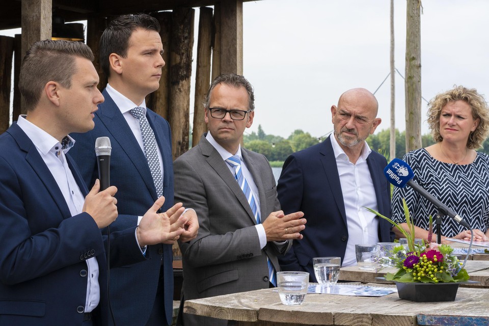 De nieuwe wethouders van Katwijk. Vanaf links: Adger van Helden, Gerard Mostert, Jacco Knape, Rien Nagtegaal en Corien van Starkenburg.