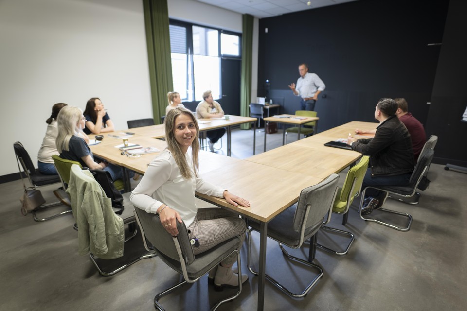 Nathalie Geerlings tijdens de Nederlandse taalles voor arbeidsmigranten op het kantoor in Noordwijkerhout.