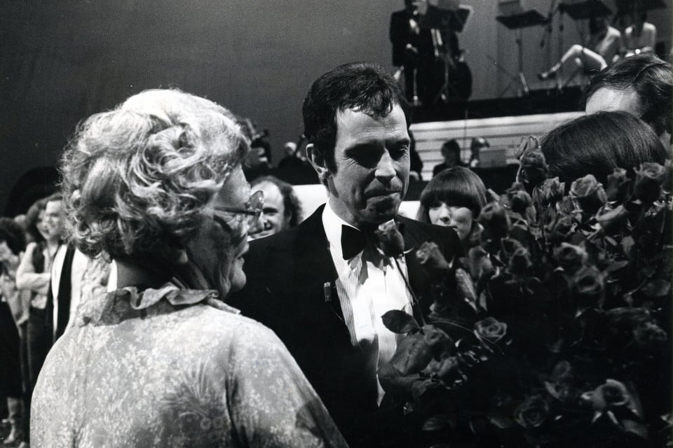 Koningin Juliana krijgt bloemen van Jos Brink bij een tv-uitzending ter ere van haar 70e verjaardag in 1979.