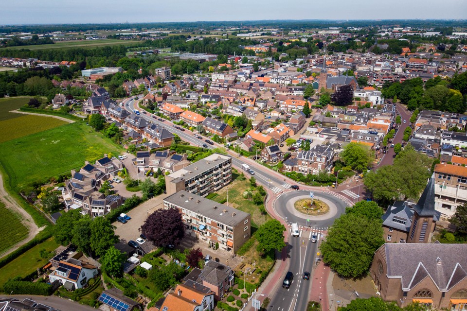 De Van den Endelaan en omgeving vanuit de lucht. Links op de foto - grenzend aan het in een halve cirkel gebouwde Van den Endeplein - het grasveld waar de villa’s zijn bedacht.
