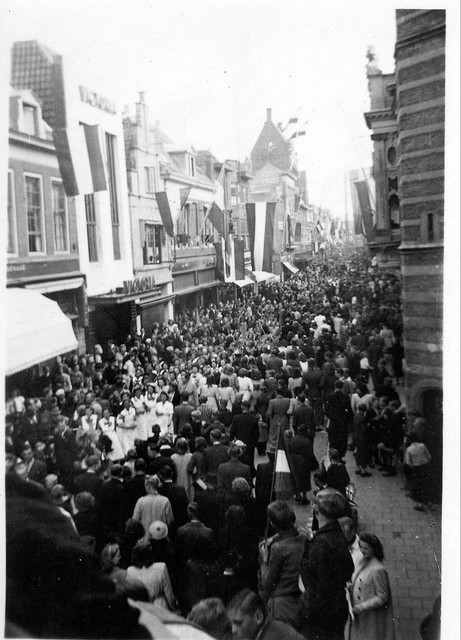 5 mei. De eerste vredesfeesten, de Langestraat stroomt vol.