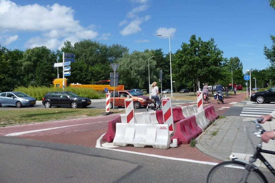 De kruising wordt iets verplaatst en het fietspad krijgt aan de overzijde een bocht. Foto Leidsch Dagblad